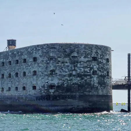 2 Bedroom Awesome In Apartament Royan